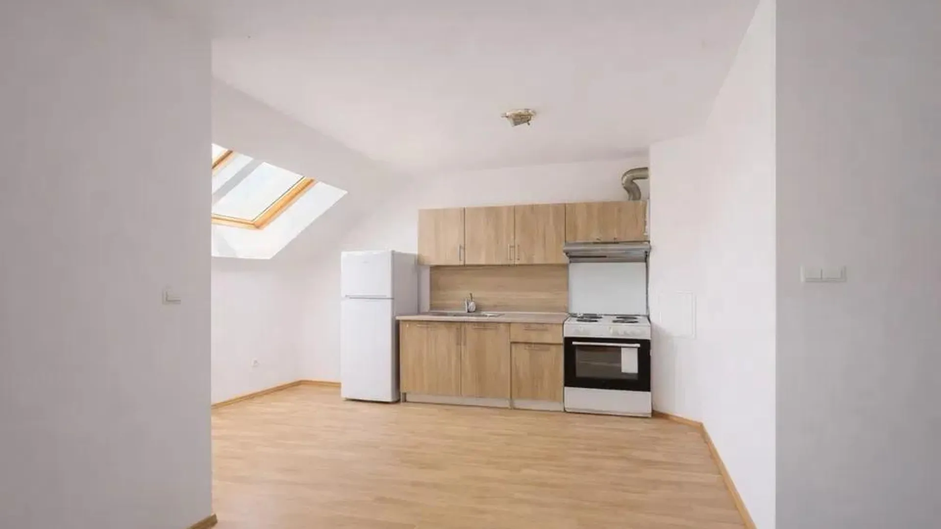 Тристаен Продажби, Орландовци, София – снимка 3