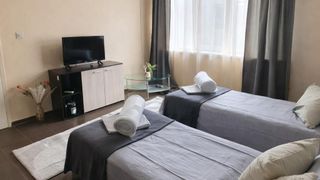 Тристаен Наеми, Погреби, Варна (2)