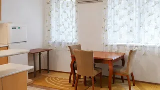 Тристаен Наеми, Окръжна болница, Варна