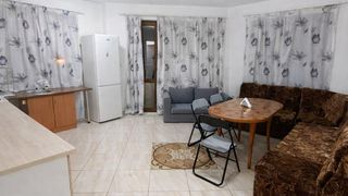 Тристаен апартамент, под наем, Колхозен пазар
