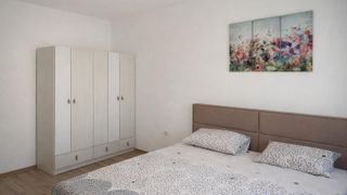 Тристаен Наеми, Младост 1, Варна (2)