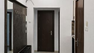 Тристаен Наеми, Младост 1, Варна (7)