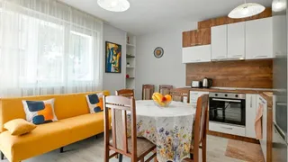 Тристаен Наеми, Колхозен пазар, Варна