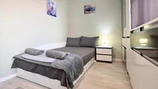 Тристаен Наеми, Колхозен пазар, Варна (6)