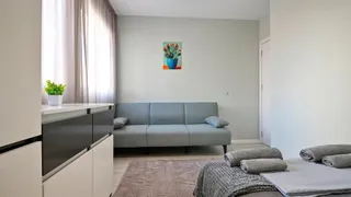 Тристаен Наеми, Колхозен пазар, Варна (5)