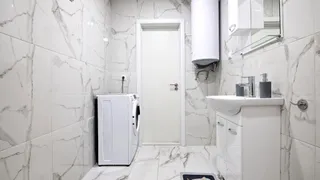 Тристаен Наеми, Колхозен пазар, Варна (9)