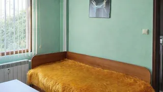 Тристаен Наеми, Младост 1, Варна (5)