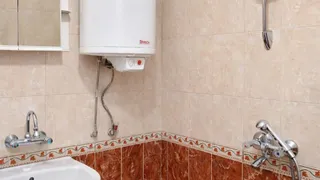 Тристаен Наеми, Младост 1, Варна (7)