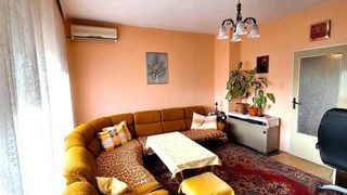 Тристаен апартамент за продажба в Център