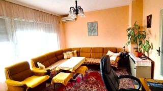 Тристаен апартамент за продажба в Център (2)