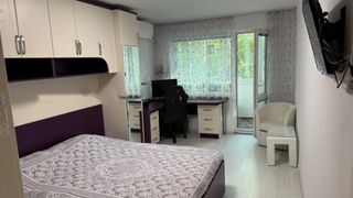 Тристаен Наеми, Младост 1, София (9)