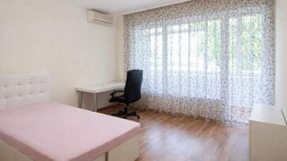 Тристаен Наеми, Червен площад, Варна (4)