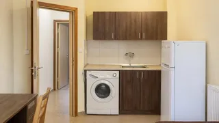 Тристаен Наеми, Погреби, Варна