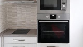 Двустаен апартамент в жк. Тракия/ С подземно паркомясто и вх. такси! (2)