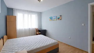 Тристаен Наеми, Червен площад, Варна (6)