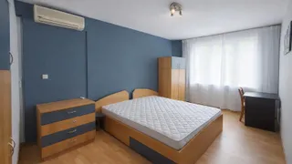 Тристаен Наеми, Червен площад, Варна (4)