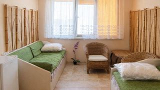 Тристаен Наеми, Червен площад, Варна