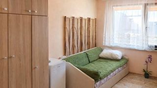 Тристаен Наеми, Червен площад, Варна (2)