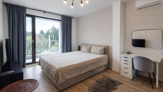 Тристаен Наеми, Бриз, Варна (6)