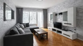 Тристаен Наеми, Център, Варна