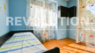 Тристаен Наеми, Младост 1, София (6)
