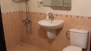 Тристаен апартамент в кв. Младежки хълм/ С вх. такси, интернет и ТВ! (7)