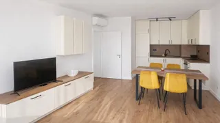 Тристаен Наеми, Младост 1, Варна (2)