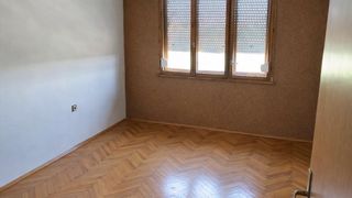 Тристаен полуобзаведен апартамент в кв. Каменица 2 (6)
