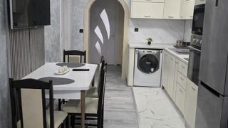 Тристаен Наеми, ЖП Гара, Варна (7)