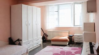 Тристаен Наеми, Младост 2, Варна (7)