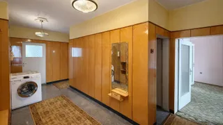 Тристаен Наеми, Колхозен пазар, Варна (8)