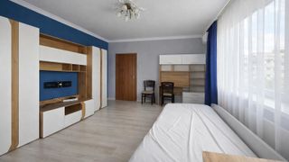 Тристаен Наеми, Младост 1, Варна (3)