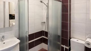 Тристаен Наеми, Младост 1, Варна (5)