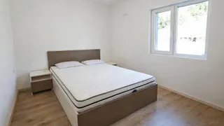 Тристаен Наеми, Възраждане 3, Варна (4)