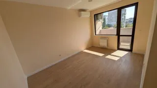 Тристаен Наеми, Красно село, София (6)