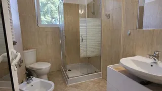 Тристаен Наеми, Изток, София (8)
