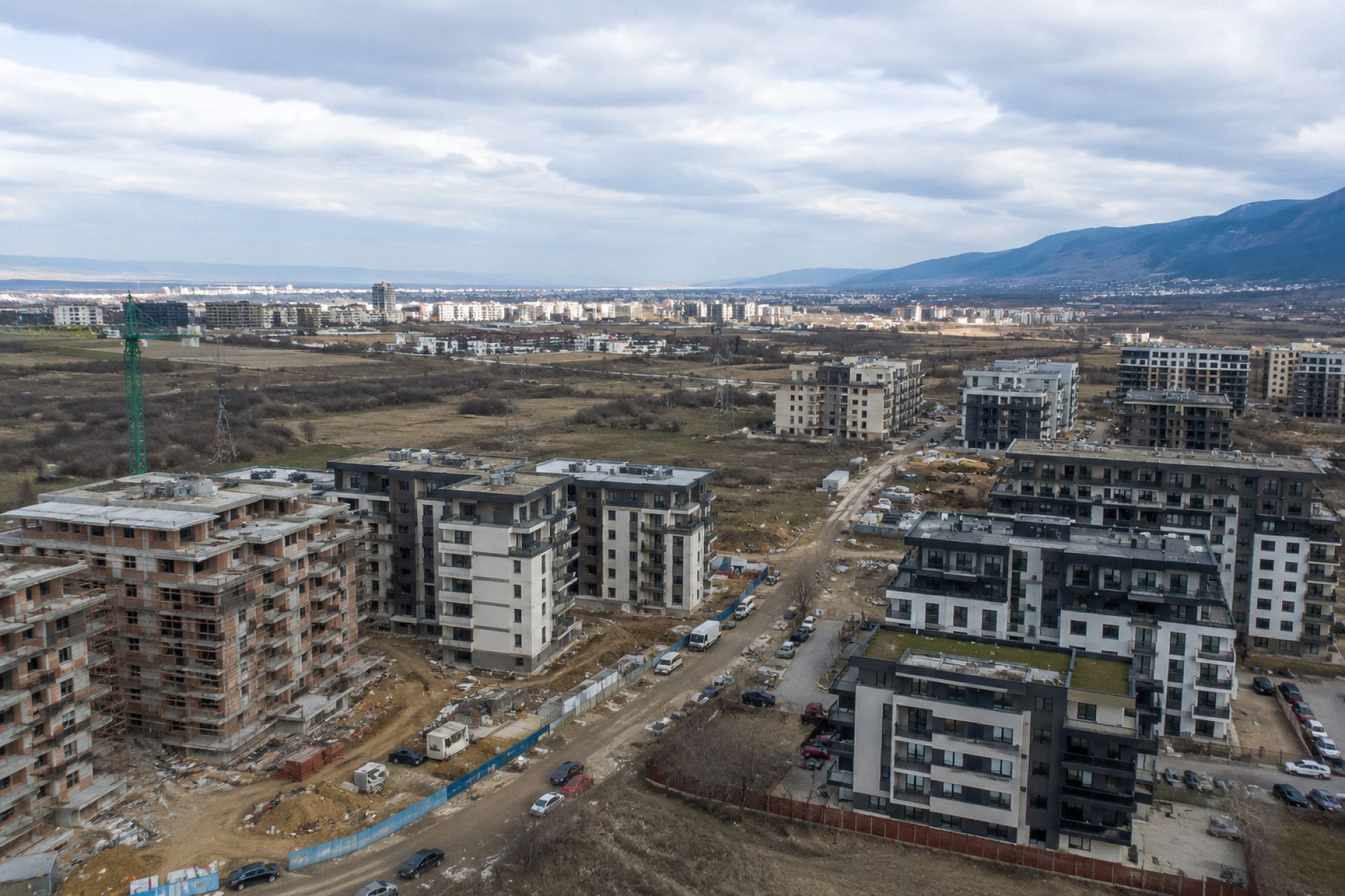 Строителството изпреварва града: защо новите комплекси остават без улици и училища? - Главна снимка